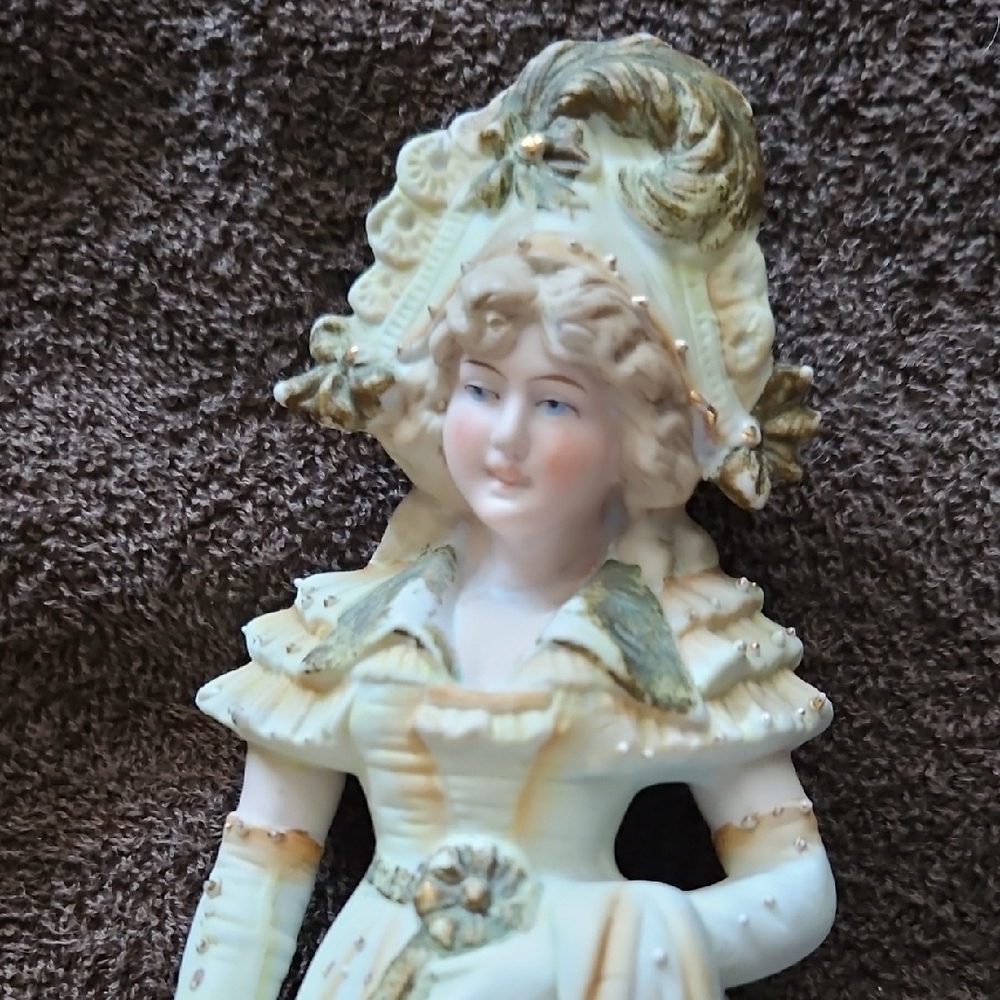 Vintage Mario Collection Victorian Lady Figurine in Cream and Gold By Artmark - Picture 2 of 8